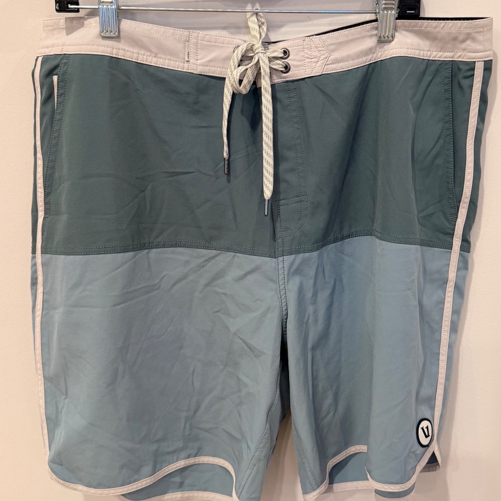 Vuori Cruise Boardshorts Mens 36 Blue Green Colorblock Swim Trunks Scallop Leg